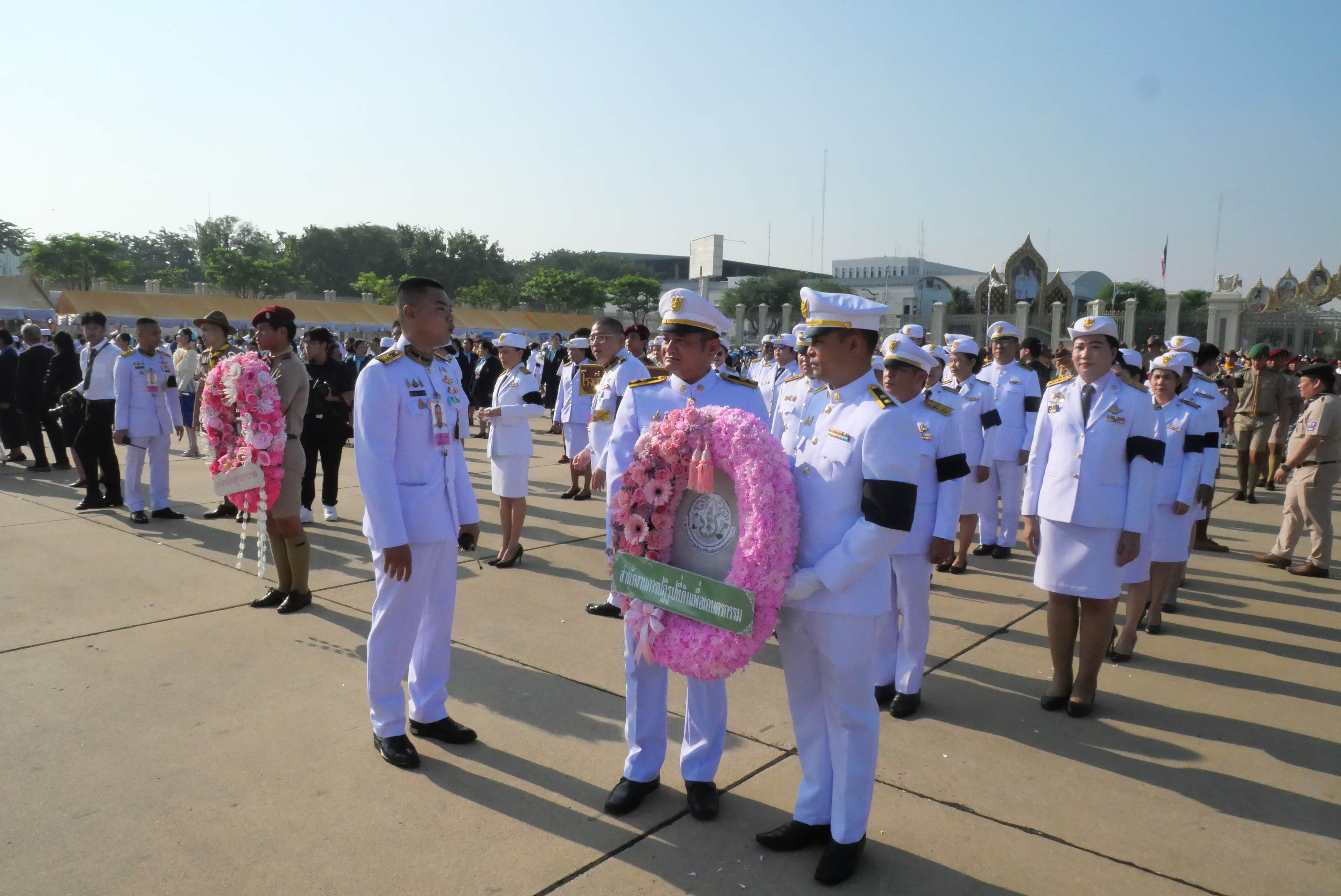 title - ส.ป.ก. วางพวงมาลาน้อมรำลึกในพระมหากรุณาธิคุณ 